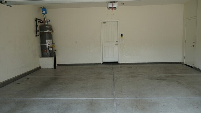 Building Photo - Beautiful two story home in Roseville!