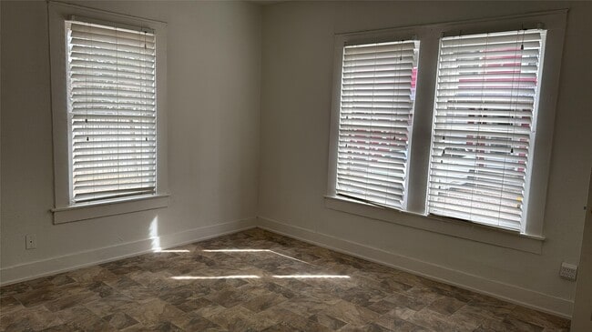 Building Photo - 111 E Lewis St