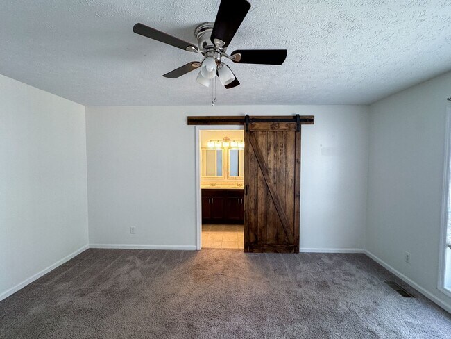 Building Photo - Beautiful 3 Bed 2 Bath Home with Fenced Backyard