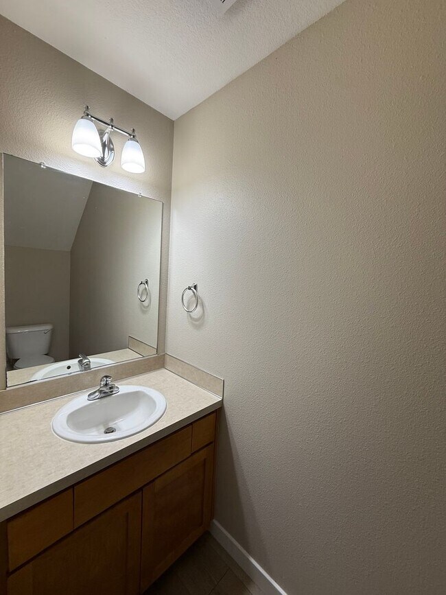 Building Photo - FREE RENT through FEBRUARY - SEE LISTING for DETAILS!  Newly Updated Two Bedroom Townhome Availab...