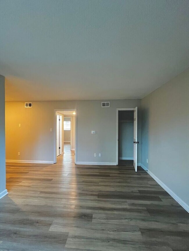 Building Photo - Renovated 2bd/1ba Near University of Memphis!