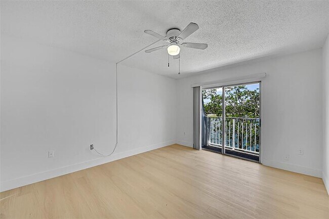 Building Photo - 4122 SW 61st Ave