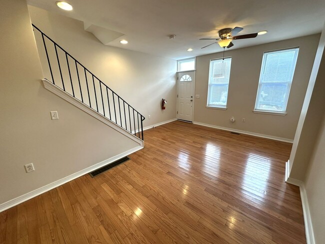 Building Photo - Gorgeous 2-Bedroom Townhome in the Heart of Olde Richmond! Available NOW!