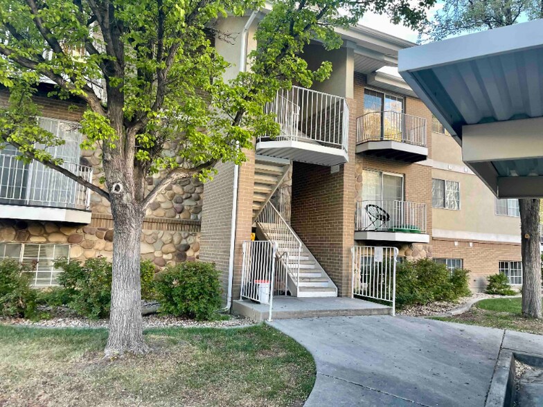 Primary Photo - 1303 Riverside Ave