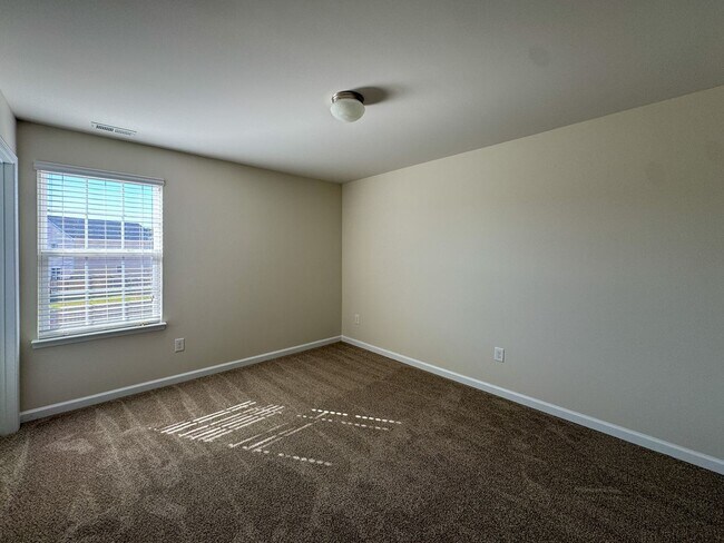 Building Photo - Lovely 5 Bed 3 Bath Home with Community Amenities