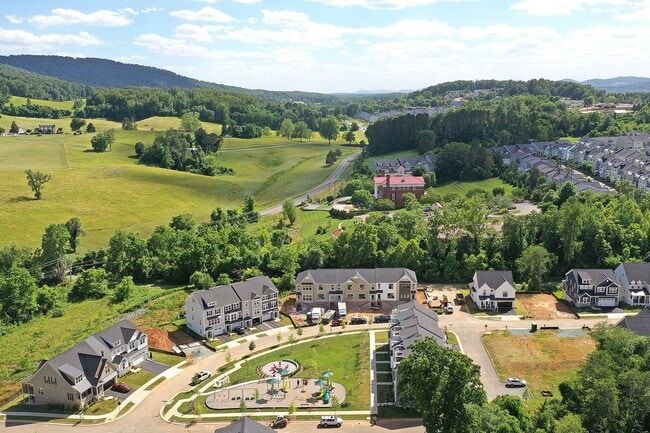 Building Photo - Dog-Friendly Townhouse Just South of Downt...