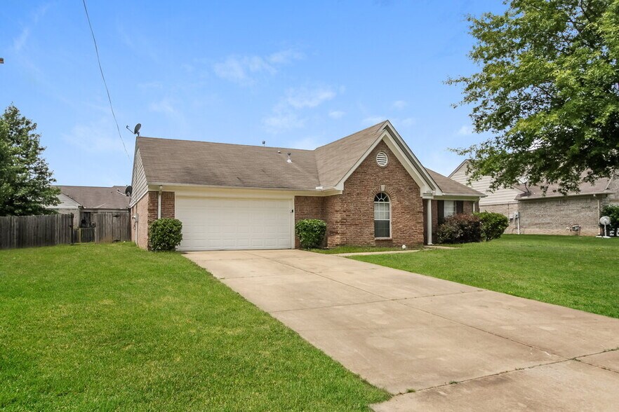 Primary Photo - 6331 White Hawk Ln
