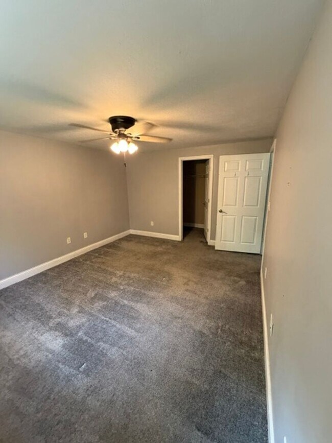 Building Photo - 410 Goldenrod Dr