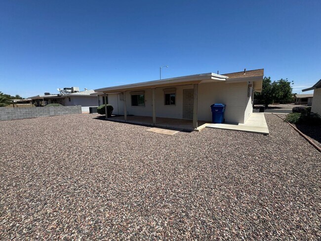 Building Photo - Beautifully Updated  2 Bed - 2 Bath Home in 55 Plus Community in Sunland Village - Mesa, AZ