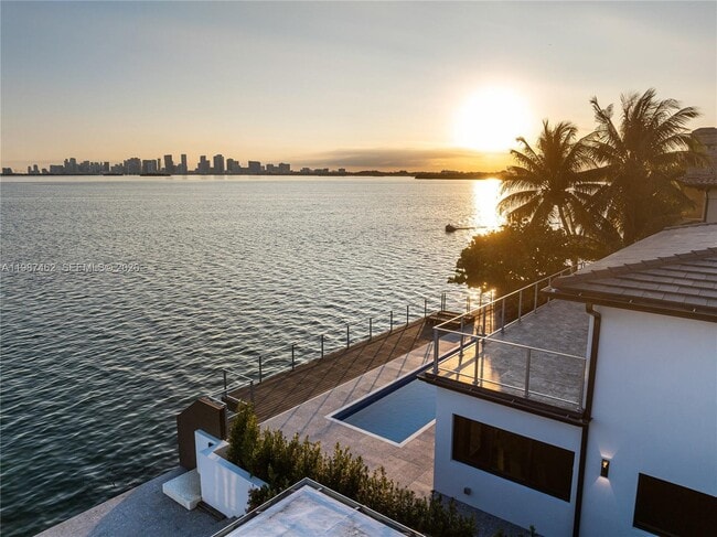 Building Photo - 1351 Bay Terrace