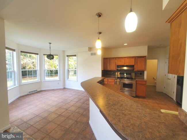 Building Photo - 5 Bandcroft Dr