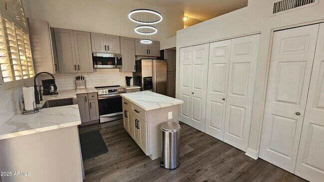 Building Photo - 8845 E Sunnyside Dr