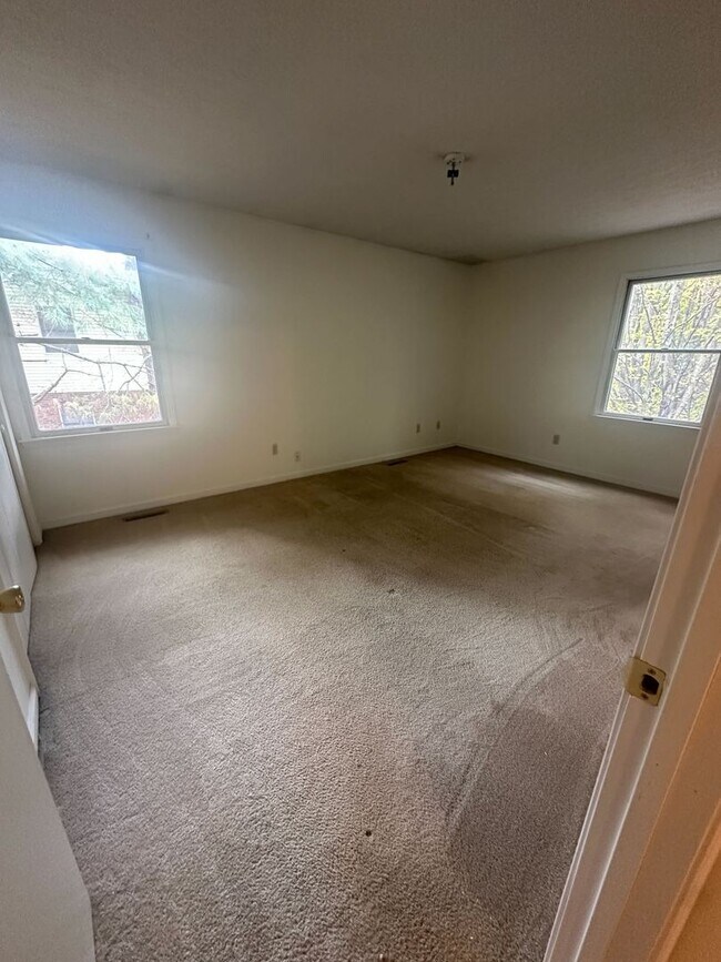 Building Photo - Renovated Home Near Virginia Tech