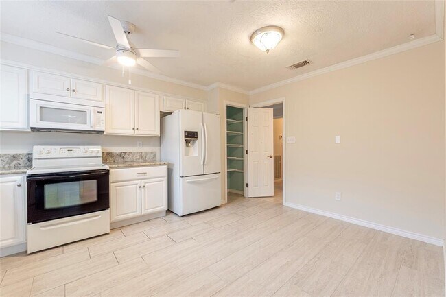 Building Photo - 2435 Heritage Bend Dr