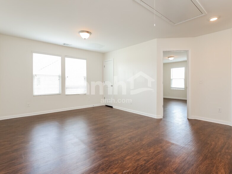 Building Photo - 311 Dogwood Cir
