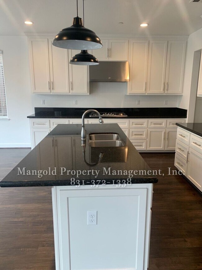 Building Photo - 4 Bed 3 Bath Home in Incredible Coastal Location