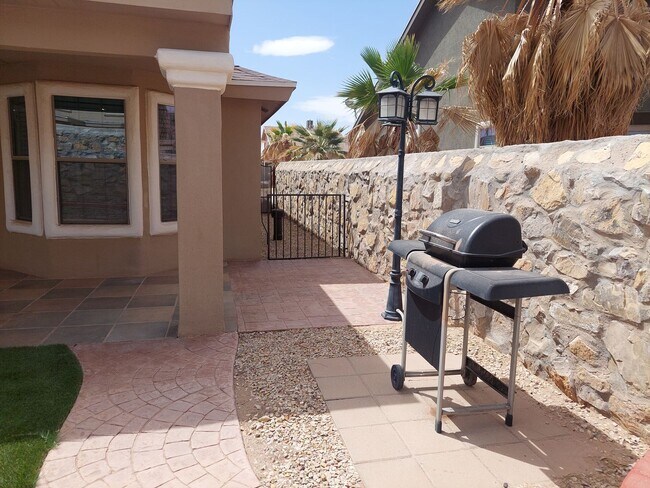 Building Photo - 4 BEDROOM 2 BATHROOM HOME 3 CAR GARAGE HOM...