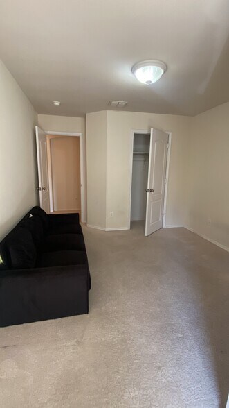 Building Photo - 2504 Kent Dr