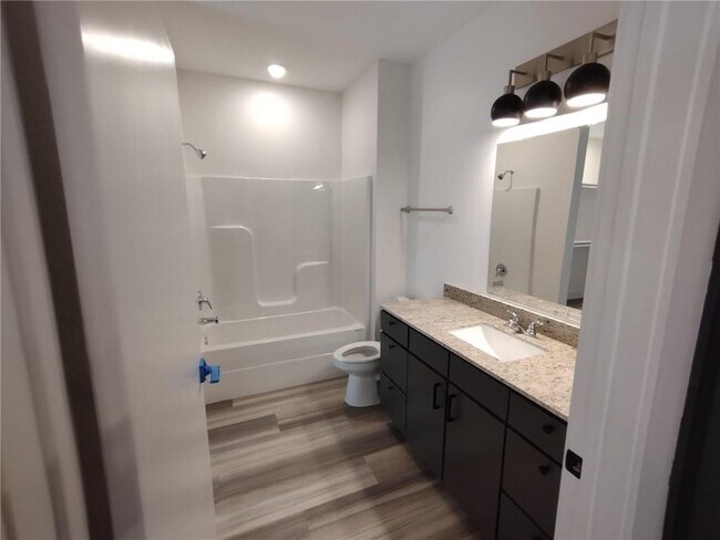 Building Photo - 944 N Willis Ave