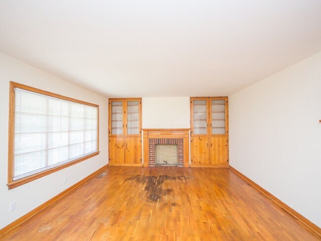 Building Photo - 707 Hine St N