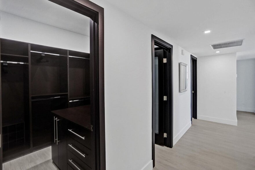 Building Photo - 4001 S Ocean Dr