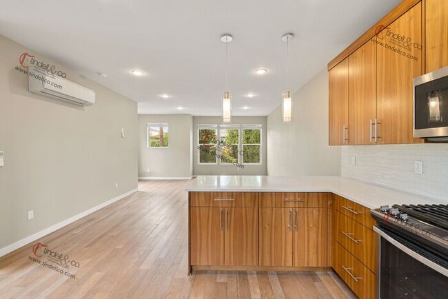 Building Photo - Modern & Spacious 3-Level Townhome with Lu...