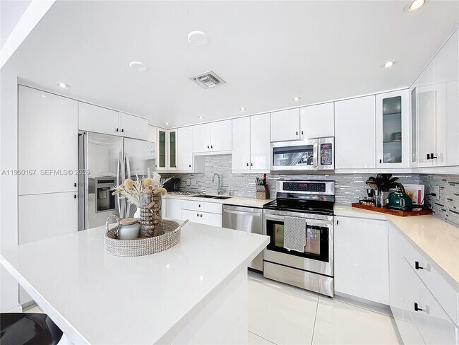 Building Photo - 600 NE 36th St