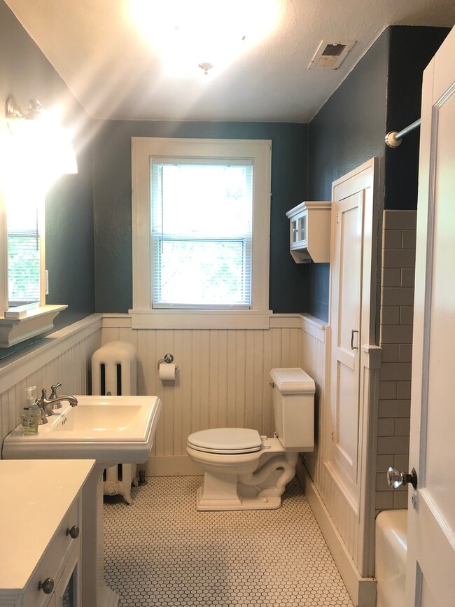 Building Photo - Convenient North location - 3 bedroom, 2 b...