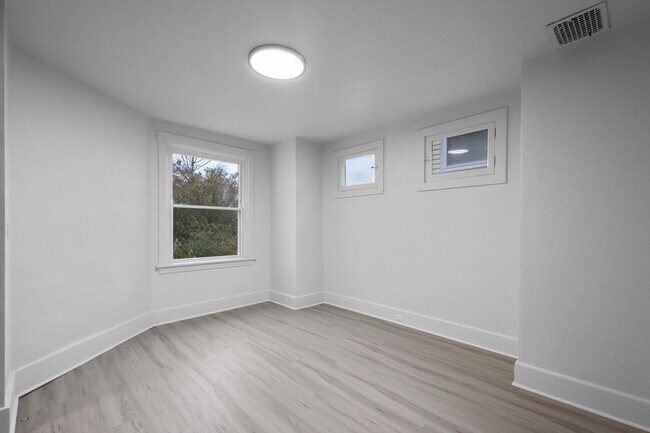 Building Photo - Stunning 4 Bedroom home in Carrick available May 15!