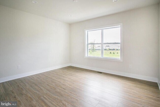 Building Photo - 665 Levering St