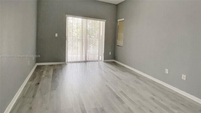 Building Photo - 2941 Riverside Dr