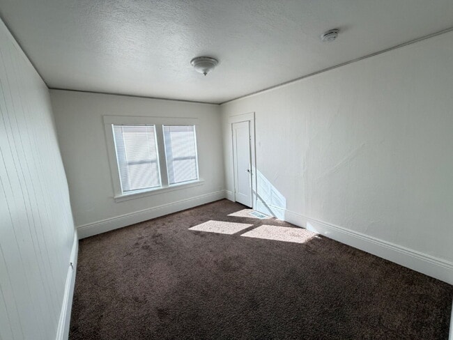 Building Photo - Charming 2-Bedroom Duplex in Merced with Washer dryer connections