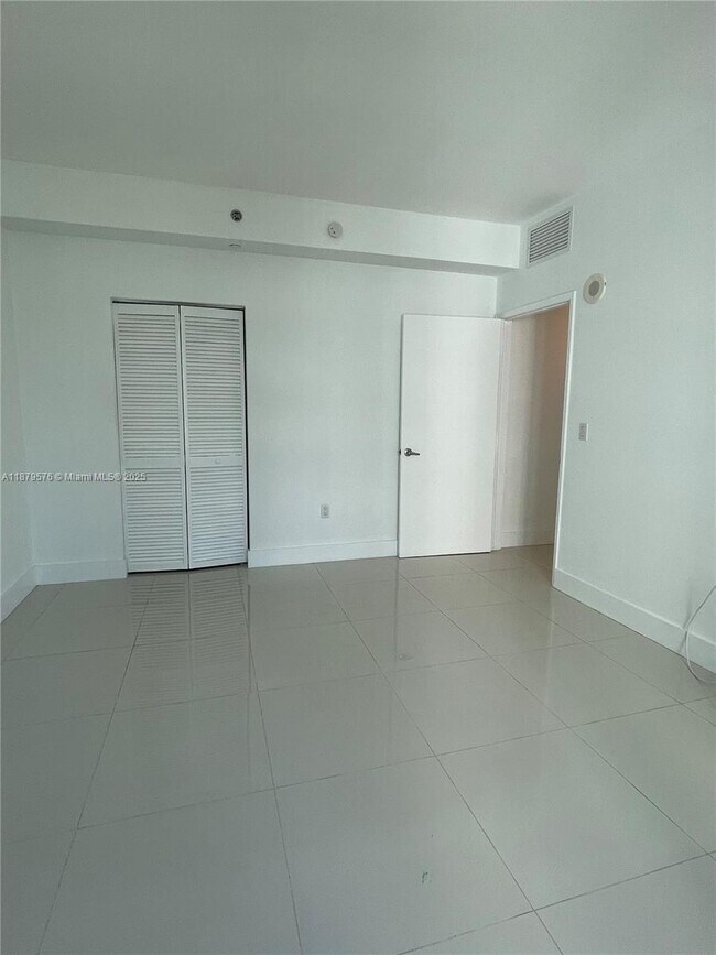 Building Photo - 950 Brickell Bay Dr