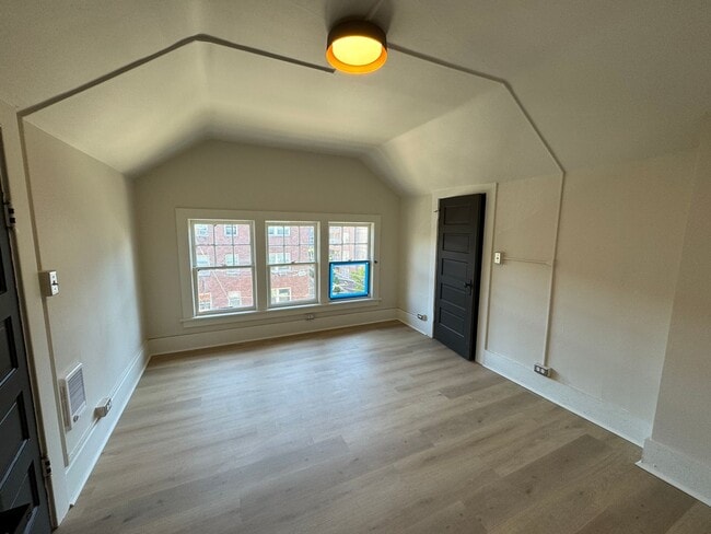 Building Photo - 1bd/1ba Seattle House