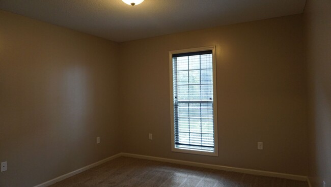 Building Photo - Beautiful 3/2 located in Crestwood