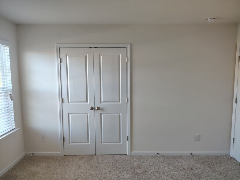 Building Photo - Room in House on Pennyroyal Wy