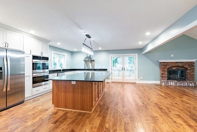 Building Photo - Beautiful 3 Bed Overland Park Ranch Home NEWLY REMODELED