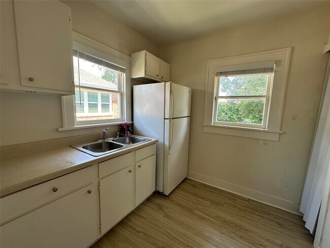 Building Photo - 2421 Isabella St