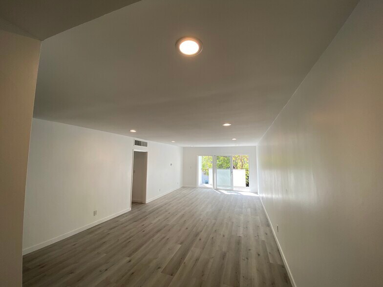 Building Photo - 1330 N Sweetzer Ave