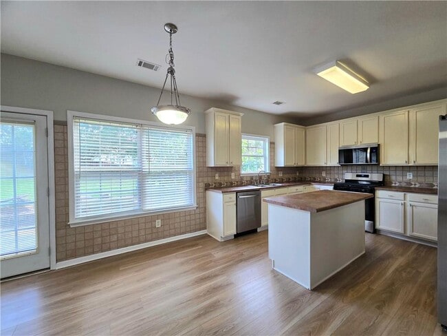 Building Photo - 621 Roxtree Ct NE