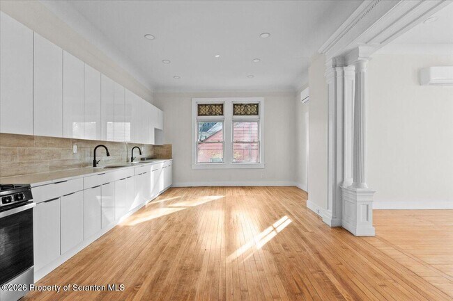 Building Photo - 840 Clay Ave