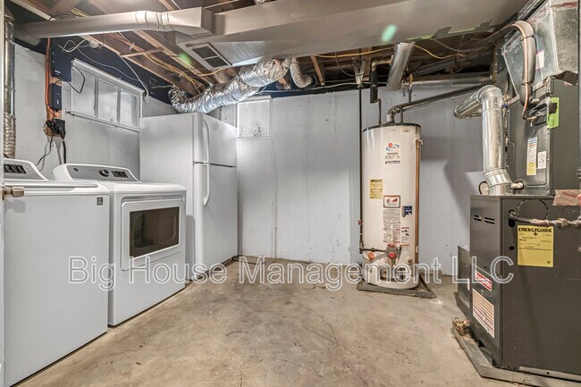 Building Photo - 2107 Hawthorne Rd