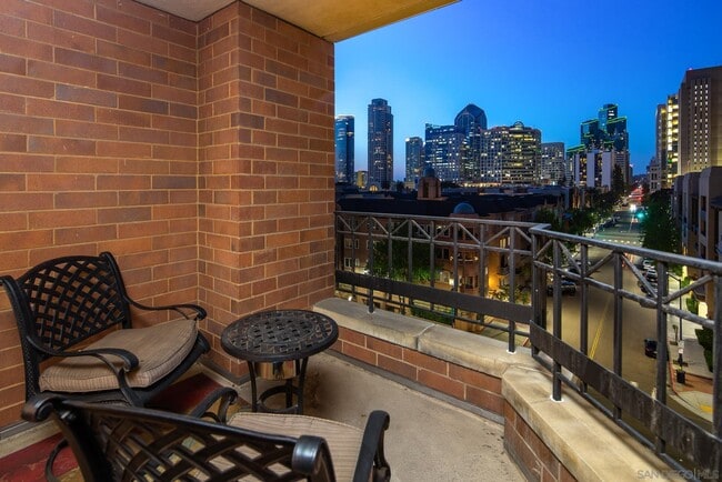 Building Photo - 500 W Harbor Dr