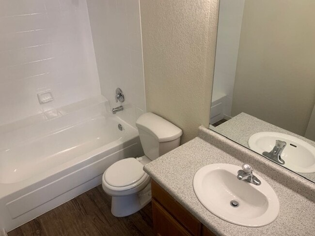 Building Photo - GREAT GATED COMMUNITY 2 BEDROOM -2 BATH -LOCATED CENTRALLY!!!