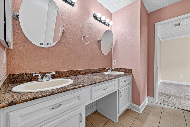 Building Photo - 15815 Thistledew Dr