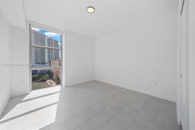 Building Photo - 2150 N Bayshore Dr