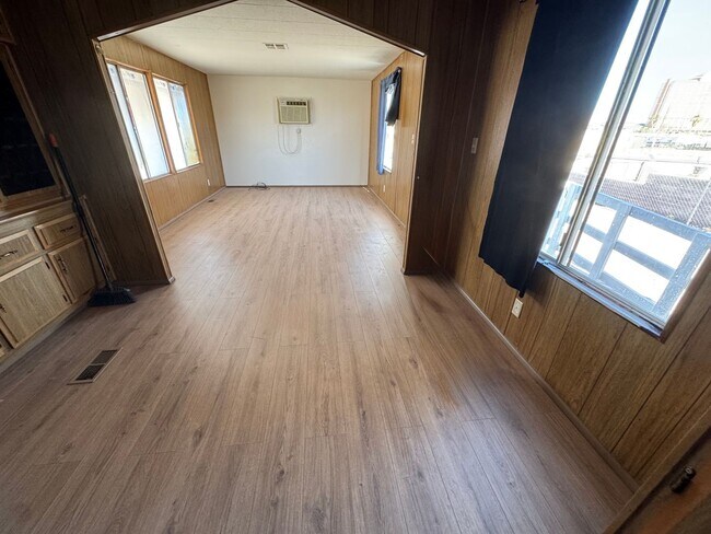 Building Photo - 384 Moser Ave