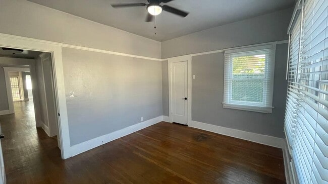 Building Photo - 835 E Weldon Ave