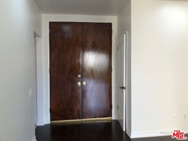 Building Photo - 622 S Barrington Ave