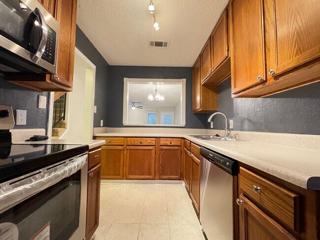 Building Photo - Cozy Townhome Minutes to the Chisholm Trai...